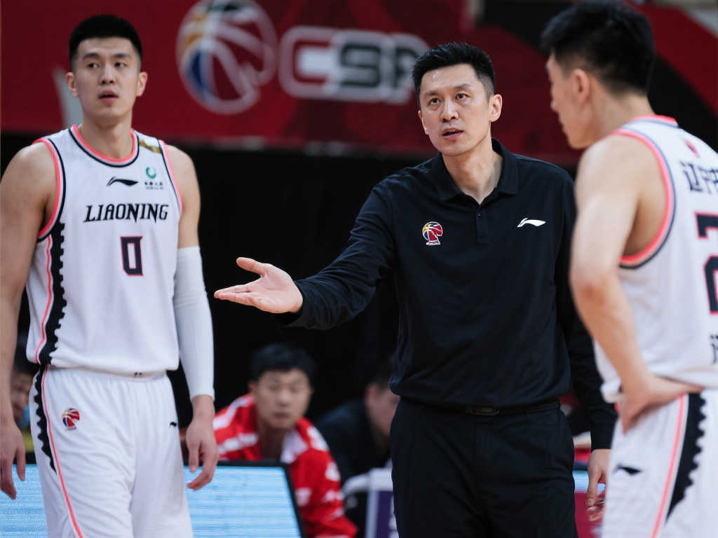 辽篮出局后杨鸣更忙碌：早NBA晚CBA，他还能保住帅位吗？